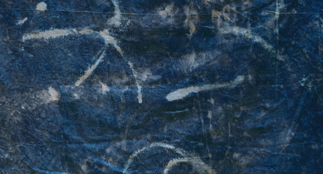 Een abstracte blauwe textuur met vage lijnen.
