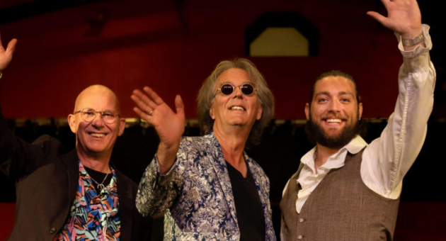 Band De Règâhs vrolijk zwaaiend voor de foto.