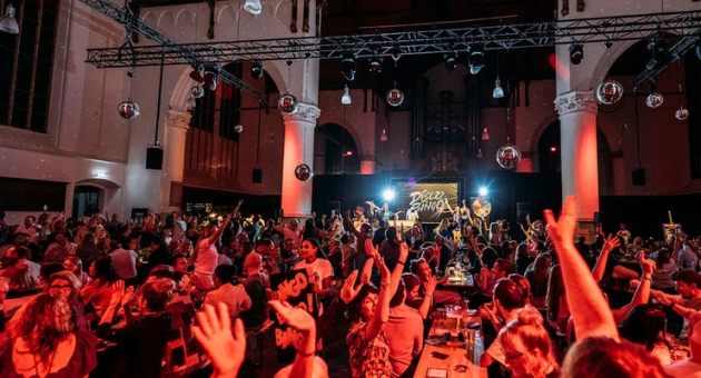 Drukke zaal vol mensen die dansen en feesten (c) Disco Bingo XXL