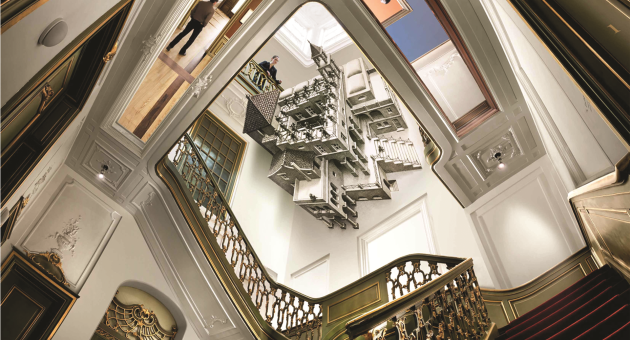 Doorkijk vanaf de trap in museum Escher in het Paleis