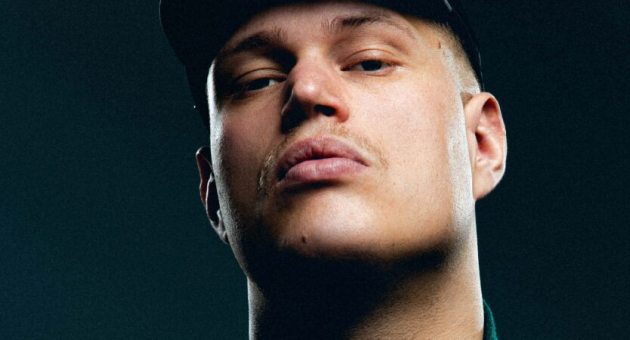 Ingezoomd portret van rapper Esko met een serieuze blik.