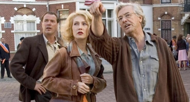 Filmstad Den Haag. Drie mensen staan op straat en kijken omhoog.
