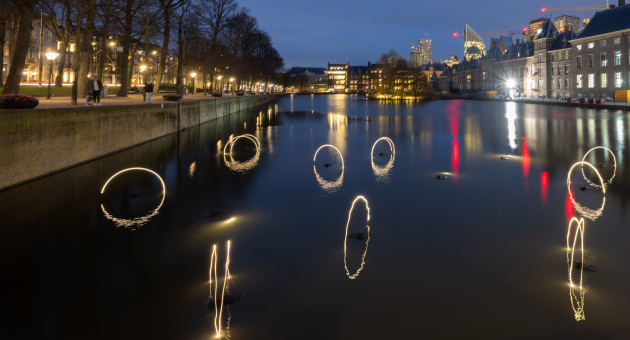 Zicht op de Hofvijver met lichtcircles en stad op achtergrond. (c) Arnaud Roelofsz