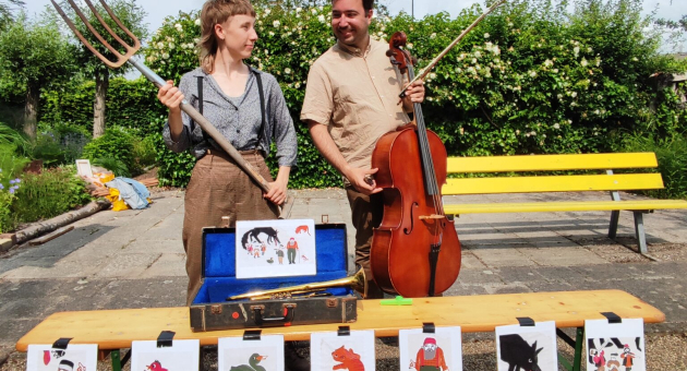 Twee performers, één met een cello en één met een vork.