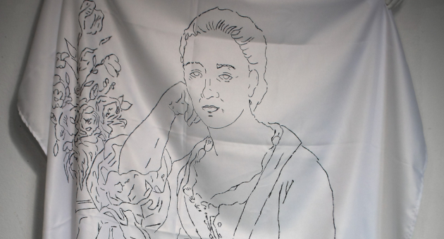 Zwart-witte tekening van een vrouw met bloemen op een doek.