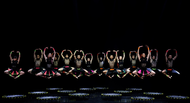 Groep dansers springt synchroon op trampolines ©Jeanette Bak