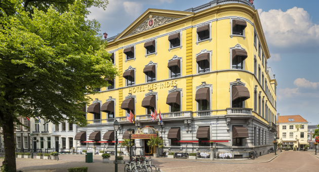 De gele gevel van Hotel Des Indes. 