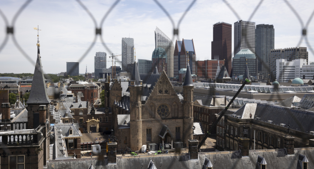 Het uitzicht over de skyling van Den Haag vanaf het Uitzichtpunt bij het Binnenhof