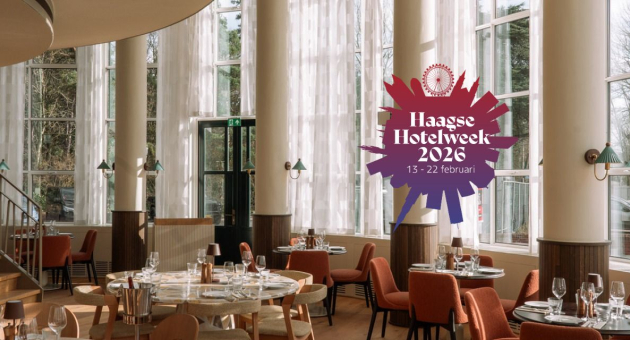 Inrichting van een moderne eetzaal met ronde tafel en stoelen, verlichting en grote ramen.