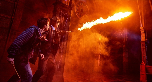 Twee tovenaars strijden met vlammen in een magische omgeving.