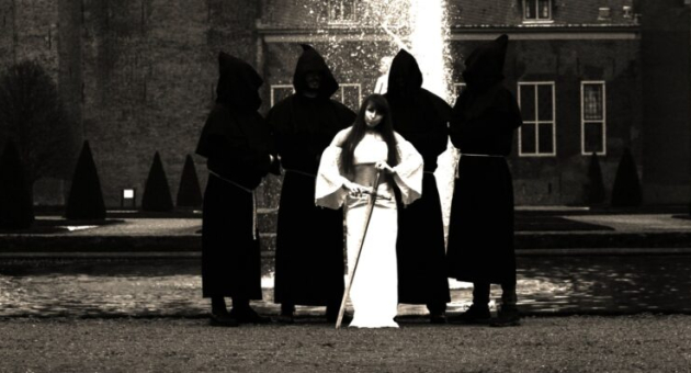 Hellevaerder gehuld in duisternis dat de sfeer van hun Nederlandstalige black metal versterkt.