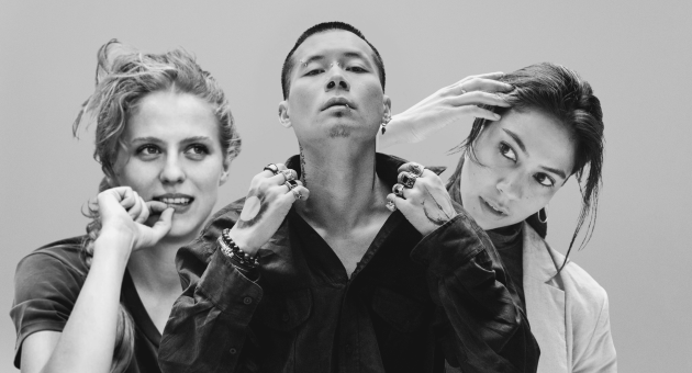 Drie personen met verschillende stijlen en gezichtsuitdrukkingen.