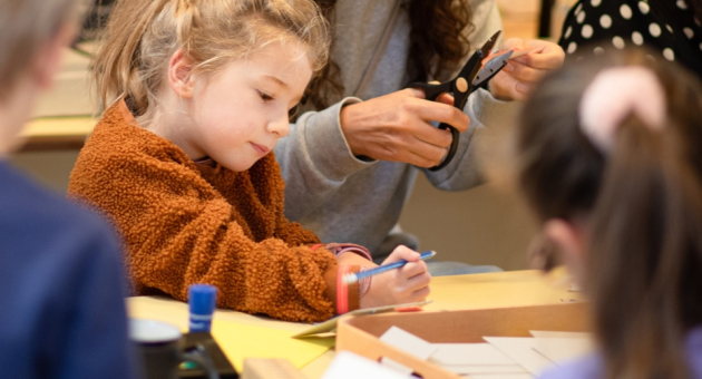 Kinderen maken kunstwerken tijdens een creatieve workshop in Huis van het Boek Den Haag