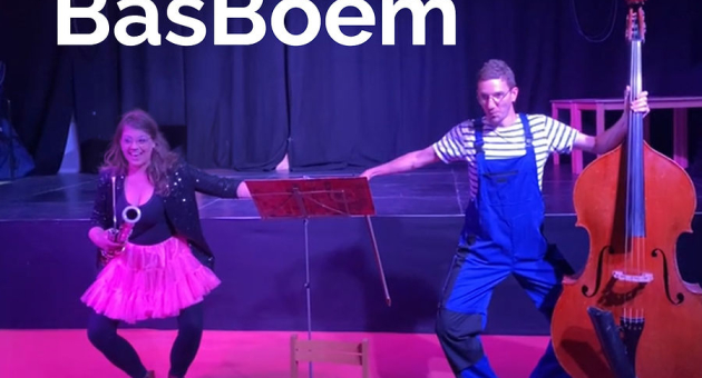 Twee artiesten op het podium; een vrouw in een roze tutu en een man met een contrabas.
