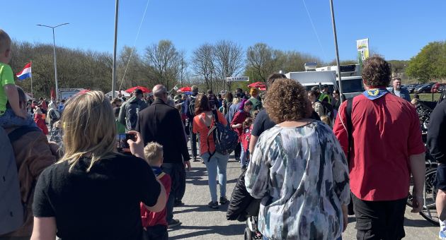 Mensen wandelen naar de finishlijn onder een banner