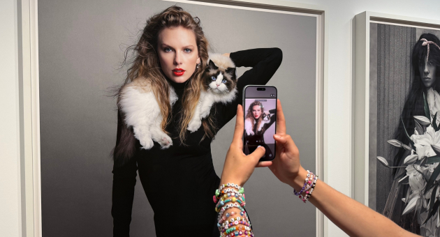 Inez & Vinoodh, Taylor Swift and Benjamin – Time Magazine, 2023, vriendschapsarmbandje actie, Kunstmuseum Den Haag. Een model poseert met een kat op haar schouder in een galerie.
