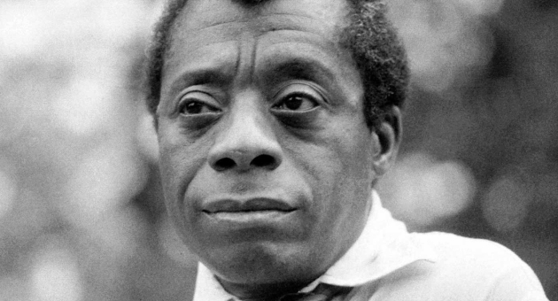 Een zwart-wit portret van een man met een ernstige blik.