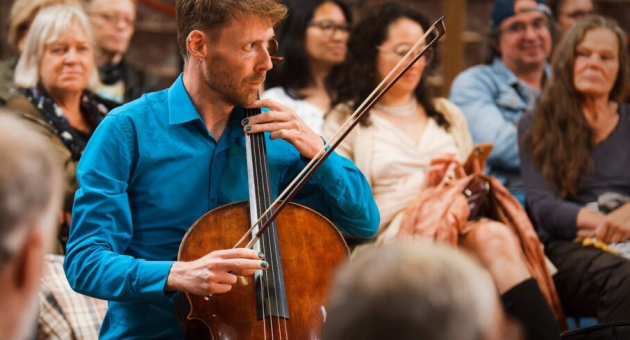 Haagse cellist Jan Willem Troost tijdens een tango-optreden, onderdeel van het kwartet Los Pibes del Tango, dat live muziek combineert met dansbare klassiekers.