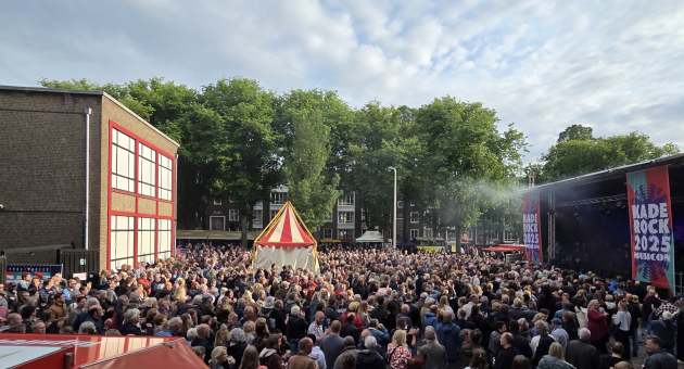 Mensmenge vor der Bühne beim Kade Rock Festival