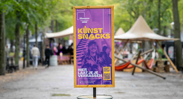 Een bord met 'Kunst Snacks' in Museumkwartier Den Haag.