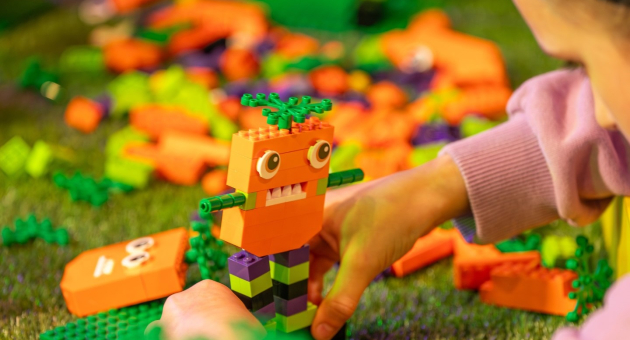 Meisje maakt Halloween monster met lego  in Legoland.