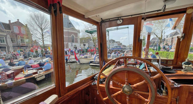 Een schipper ziet het drukke waterleven in Leidschendam.