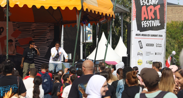 Zangers op het podium tijdens het Escamp Art Festival