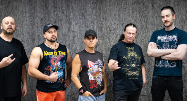 Vijf leden van metalband Mortal Sin poseren samen.