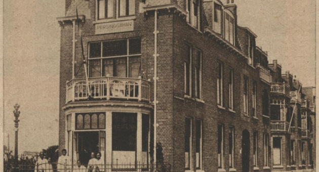 Een oud, brick gebouw met het opschrift 'Persinggahan'.