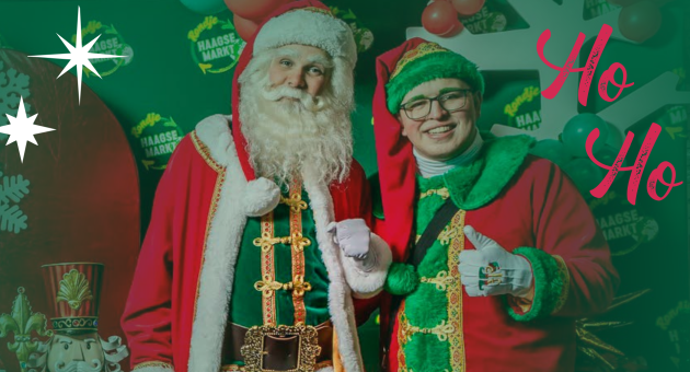 Twee vrolijke kerstmannen poseren samen in een feestelijke setting.