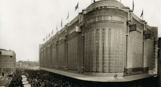 Historische zwart-wit foto van het gebouw van de Bijenkorf