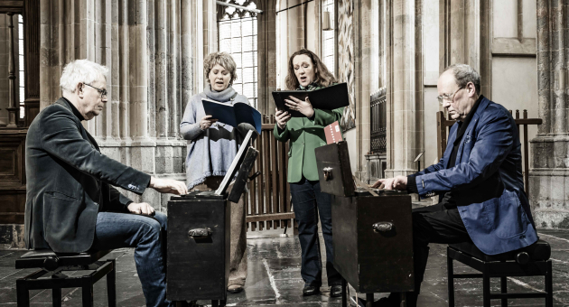 Een koor en muzikanten spelen en zingen in een kerk.