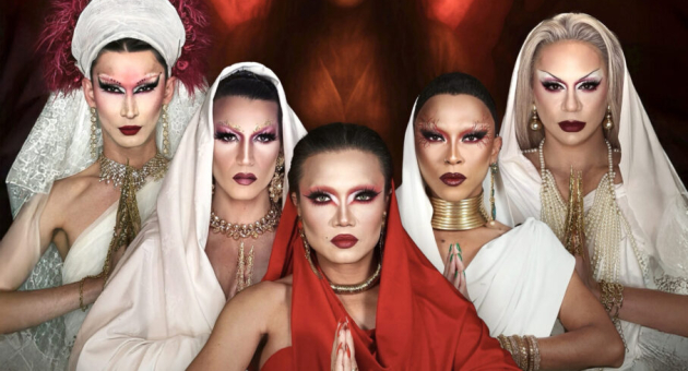 Vijf drag performers met opvallende make-up en kleding staan voor een donker achtergrond