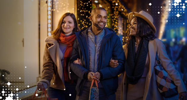 Groep mensen in kerstsfeer in de Haagse binnenstad