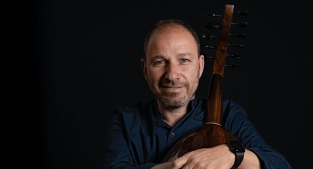 Nizar Rohana in een verstild moment met zijn oed, symbool van puurheid en traditie, midden in een solistische uitvoering van zijn album Safa.