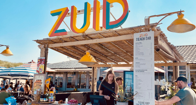 Houten koffietentje op het terras van Strandpaviljoen Zuid Zuiderstrand