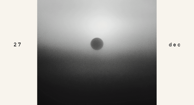 Zwart-witte poster voor een evenement met een zonvormige afbeelding in de lucht.