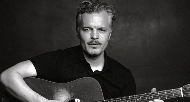 De Zweedse singer-songwriter met gitaar met een serieuze uitstraling.