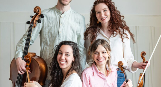 Vier muzikanten poseren met een cello en violen