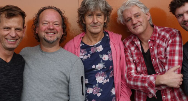 Bandfoto met lachende bandleden van Toontje Lager.