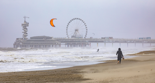 Pier van Scheveningen met het reuzenrad op een regenachtige dag.
