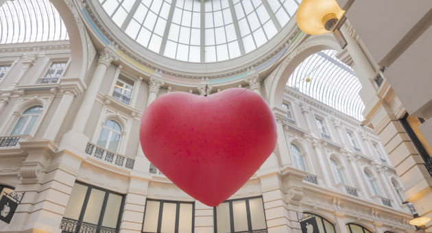 Een rode ballon in de vorm van een hartje zwevend in de koepel van de Passage. 