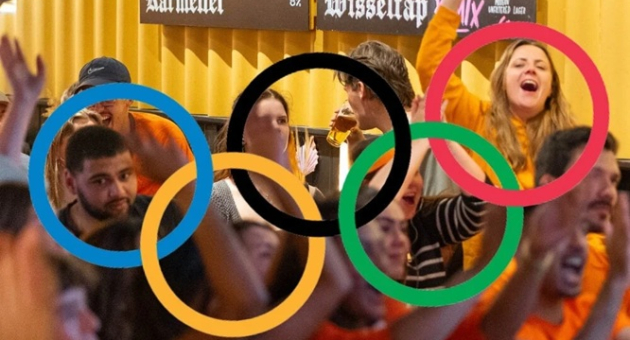 Viering van de Olympische Spelen. Menigte in oranje kleding juicht voor de Olympische Spelen.