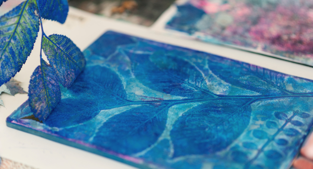 Gelprint in blauw van tak met bladeren