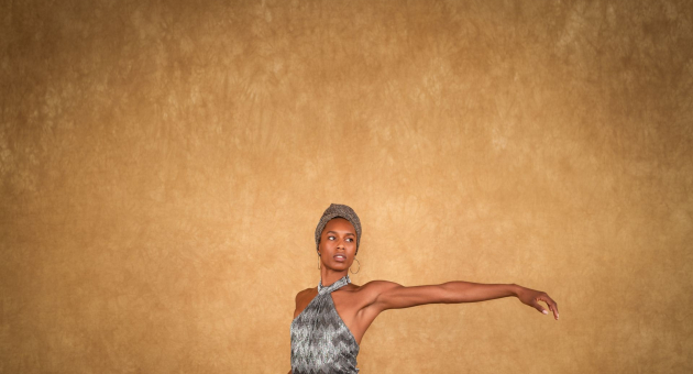 Medium shot van een danser van untitled love.