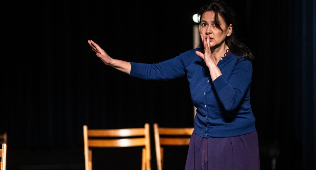 Actrice Bodil de la Parra op het podium tijdens de voorstelling 'Brieven aan Bertje'