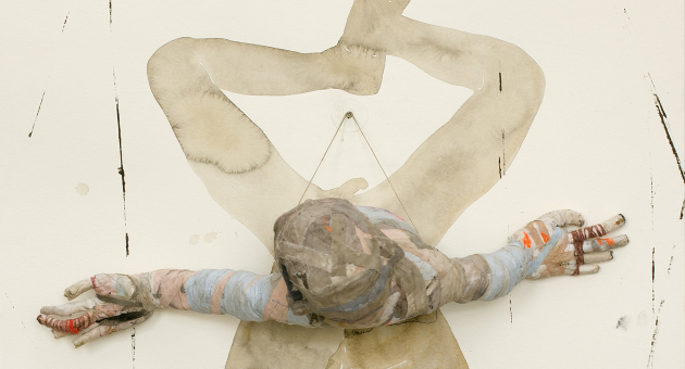 Kunstwerk met abstracte figuur in gekruiste houding, gecombineerd met textiel en schildering op wit vlak