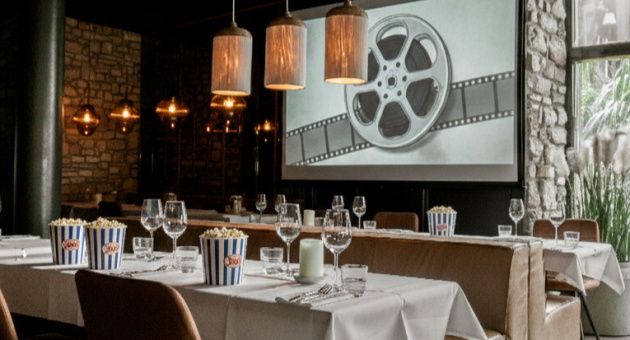 Een restaurant met een filmprojector en popcorn.