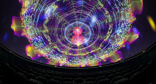 Kleurrijke interactieve kunstprojectie in een planetarium.
