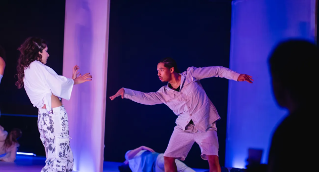 Dansers in een moderne uitvoering met kleurrijk licht